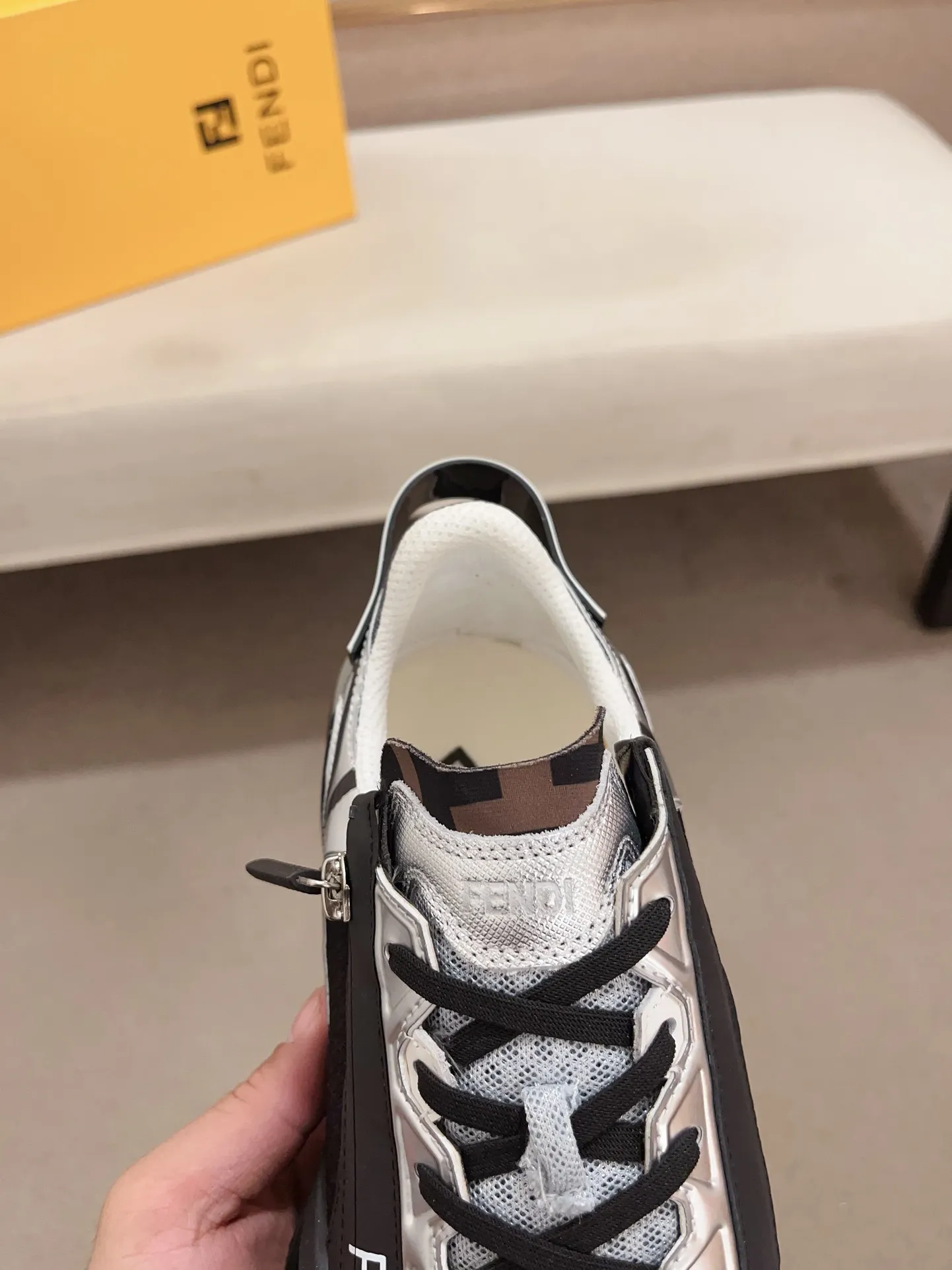Men's shoes💰: 540💰(Higher version) [Fendi] Fendi's latest casual shoes for men! Available at counters simultaneously! A one-to-one replica of the original. Made entirely of imported top-grain calfskin, the interior is made of top-grain water-dyed cowhide, and the original factory-supplied rubber outsole. Leading new fashion concepts. Matching code: 38-44. 45 can be customized and non-returnable!